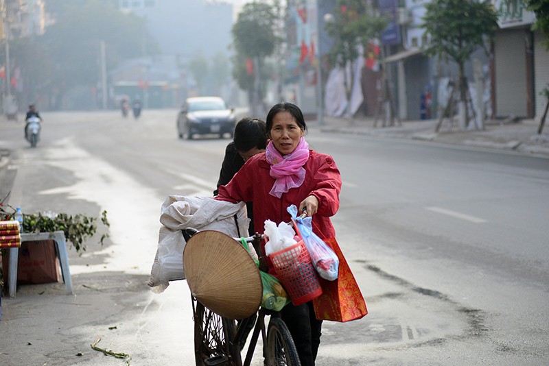 Người dân Thủ đô mua muối lấy may ngày mùng 1 Tết ảnh 3